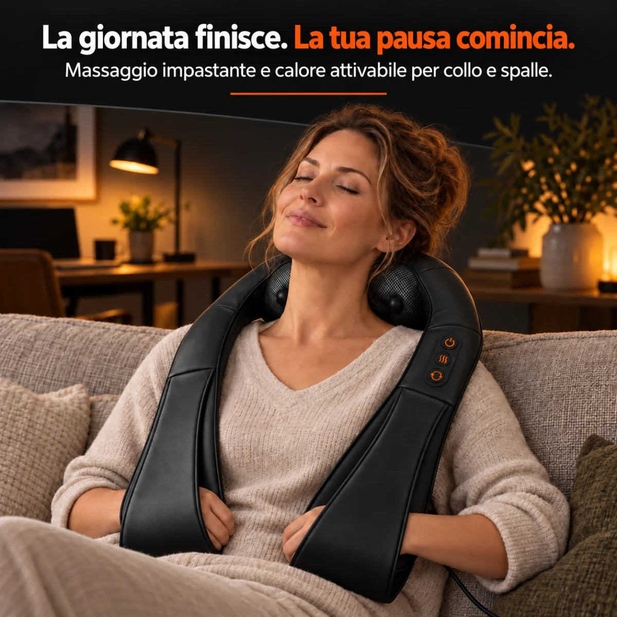 Massaggiatore shiatsu per il collo nero: pausa massaggio sul divano dopo il lavoro