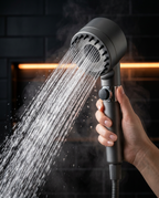 02_lifestyle_in_hand_shower.png