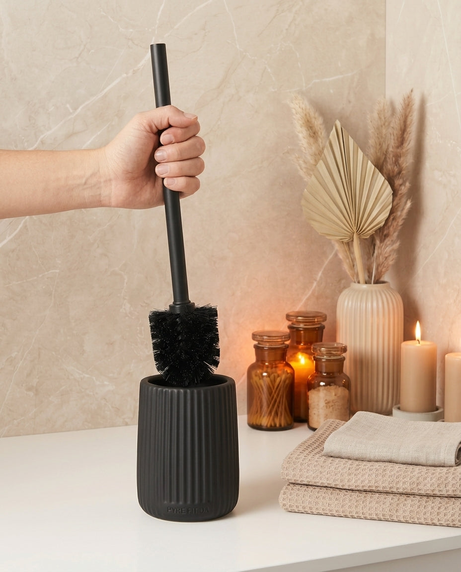 03_lifestyle_hand_grabbing_brush.png