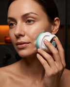 03_lifestyle_handheld_face_detail.png