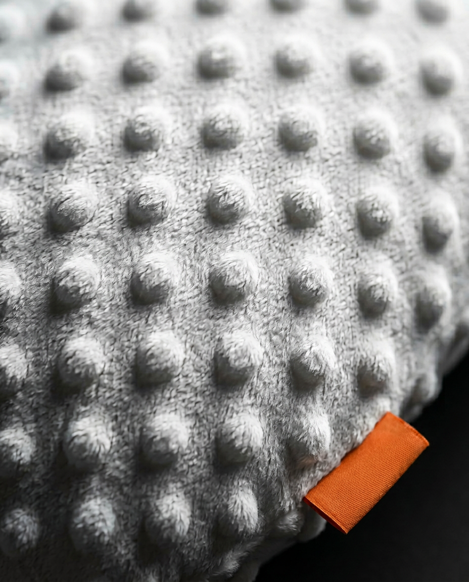 04_macro_dotted_minky.png