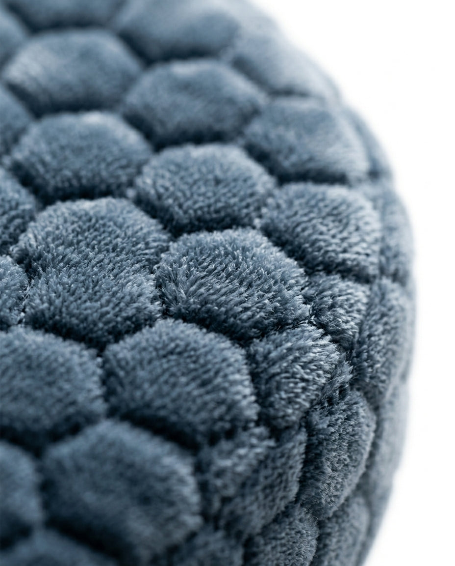 05_macro_honeycomb_fabric.png