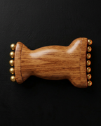 06_macro_handgrip_topdown.png