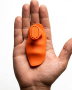 07_macro_in_hand.png