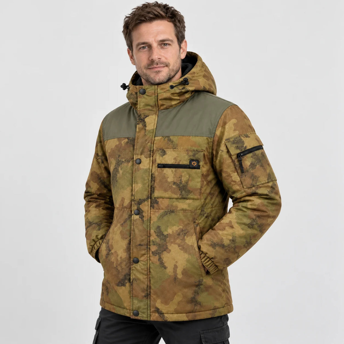 Cappotto riscaldato mimetico da uomo PyreFit Mistro, vista frontale con modello