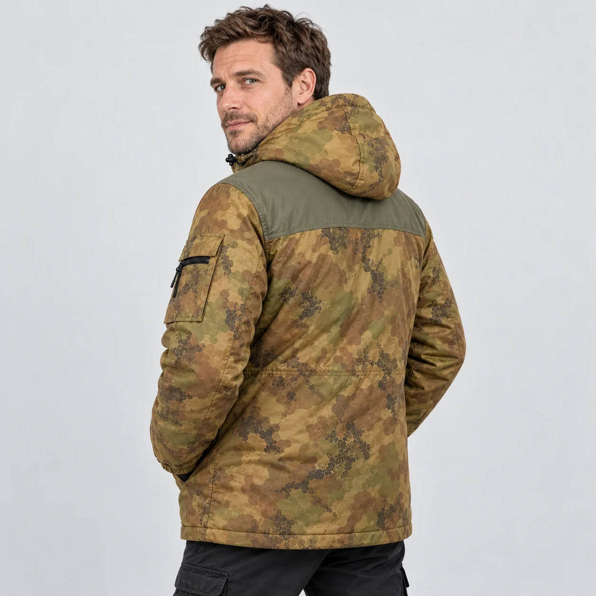 Cappotto riscaldato mimetico da uomo PyreFit Mistro, vista posteriore