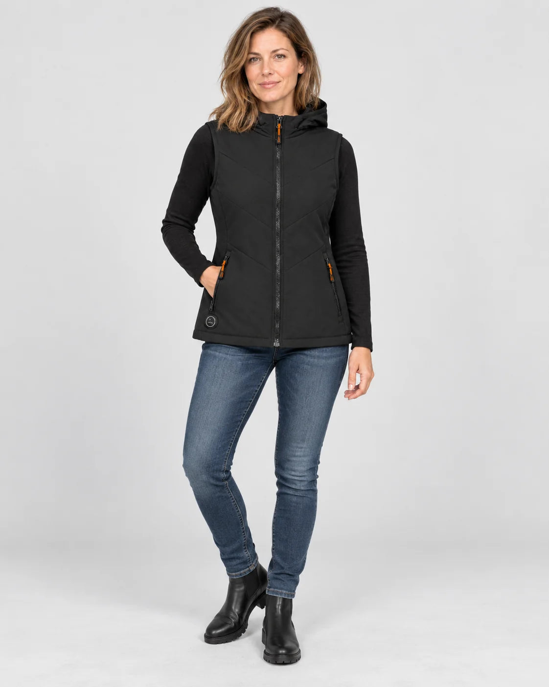 Gilet riscaldato da donna con cappuccio PyreFit Transitor, vista a figura intera