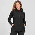 Gilet riscaldato da donna con cappuccio PyreFit Transitor, vista frontale sul modello