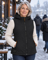 Gilet riscaldato da donna con cappuccio PyreFit Transitor in inverno: sopra il maglione