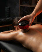 Rotlicht-Schröpfgerät mit Saugmassage – Gerät bei einer dargestellten Rückenmassage