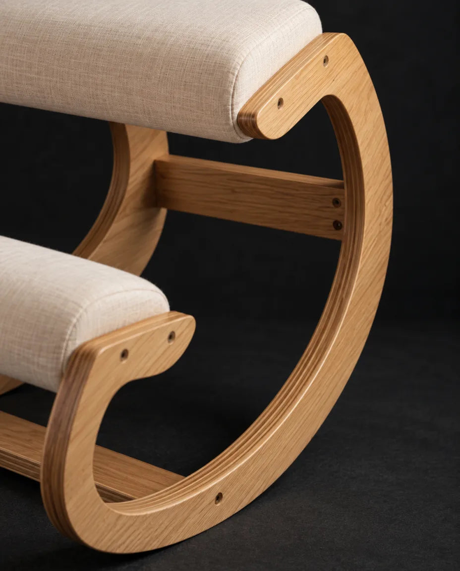 Telaio curvo in legno e appoggi imbottiti
